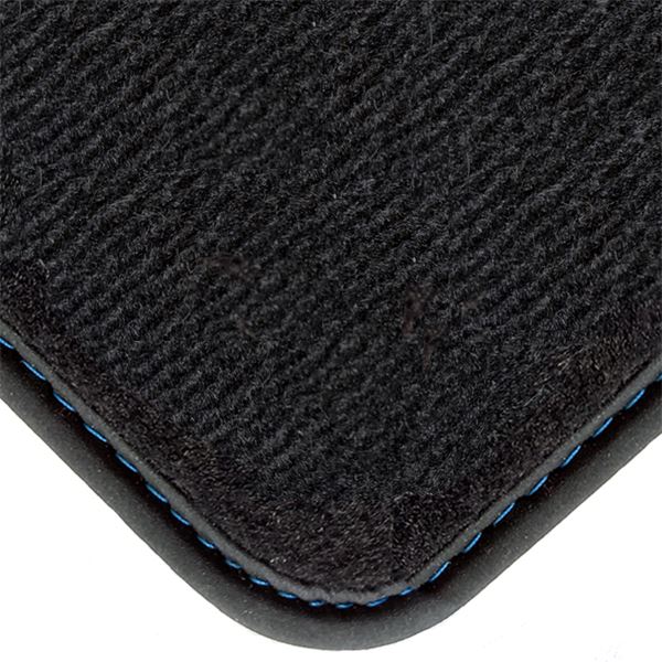 Jeu complet de tapis sur mesure qualité CARAT surpiqures bleues