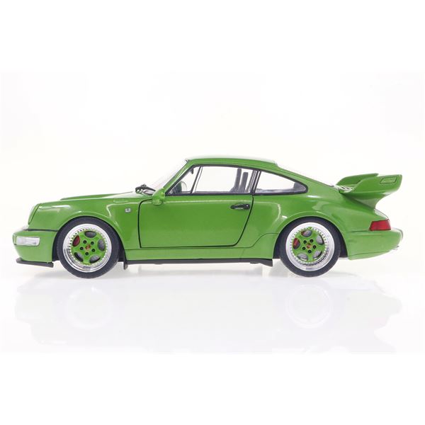 Voiture 1/18 ème Porsche Carrera vert 1990